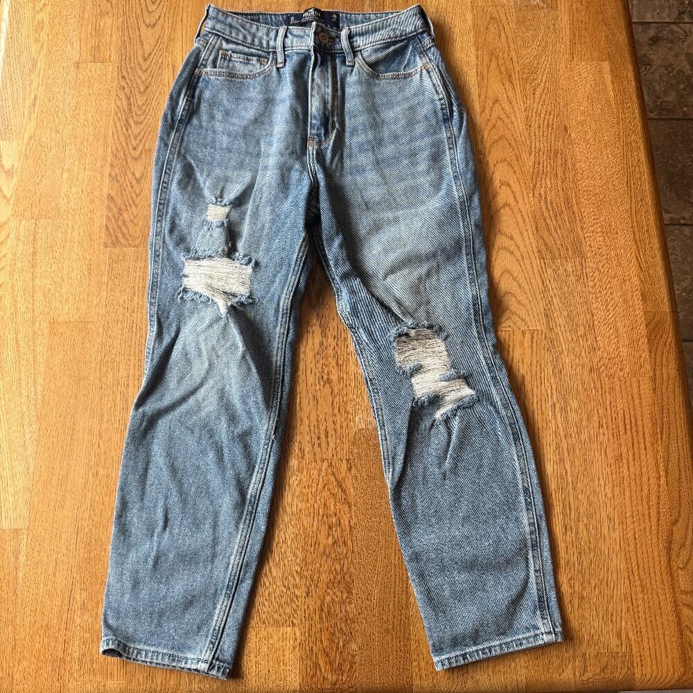 Hollister Ultra High-Rise Mom Jeans Distressed Size 1 Short